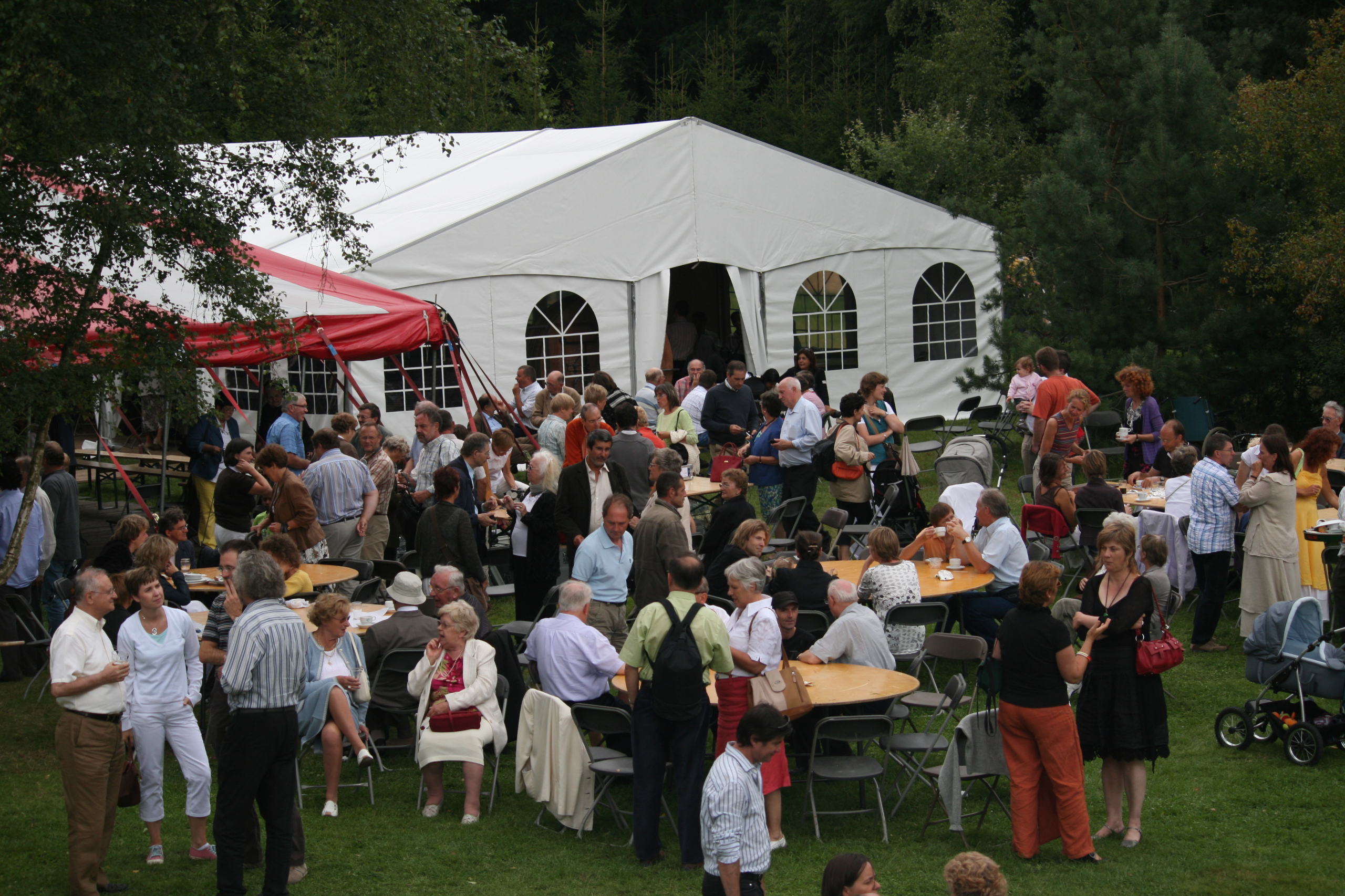Feest in de tuin van meetingcentrum Eenheid